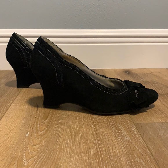 Restricted black heels, white stitching. Bow accent. Sz 8. - Picture 2 of 6